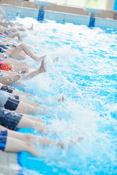 Grupp barn vid pool — Stockfoto