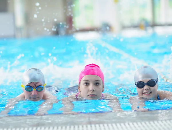 快乐的孩子们在游泳池里 — 图库照片