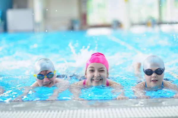 Enfants heureux à la piscine — Photo