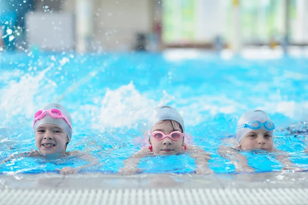 Gruppe glücklicher Kinder im Schwimmbad — Stockfoto