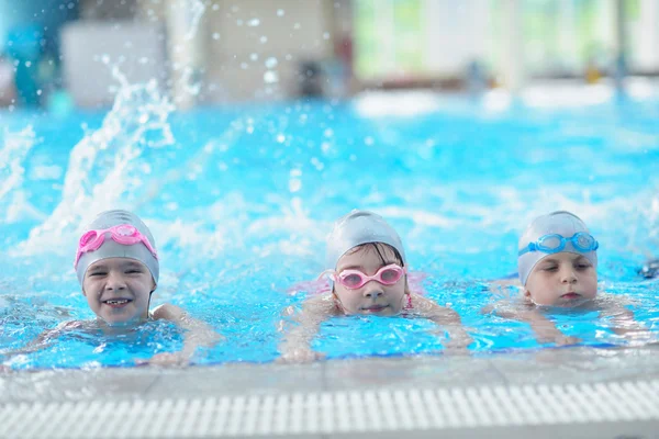 Grupo de niños felices en la piscina — Foto de Stock