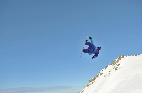 Saltando snowboarder estilo livre — Fotografia de Stock