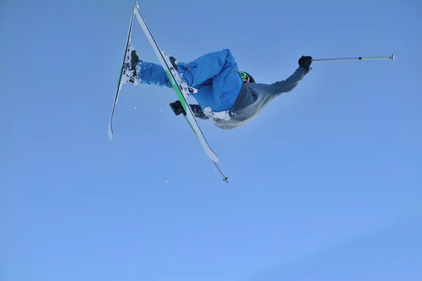 Salto dello sciatore freestyle in montagna — Foto Stock