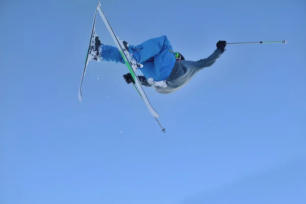 Hoppande freestyleåkare på mountain — Stockfoto