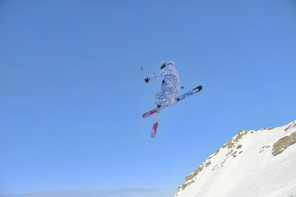 Jumping freestyle skier at mountain — Stock Photo, Image