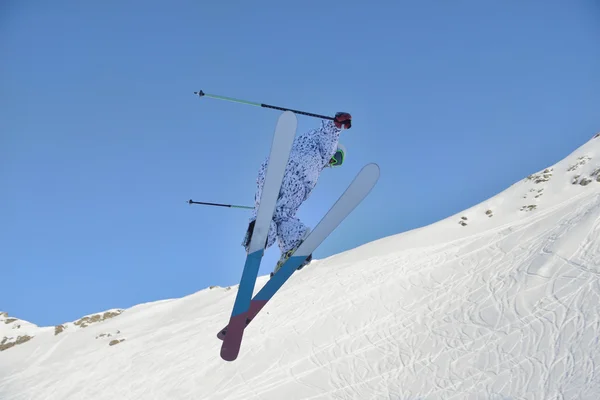 Стрибки фрістайлу на гірських лижах — стокове фото