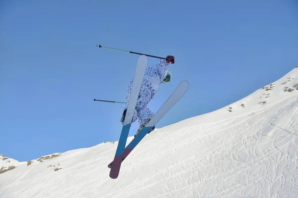 Springen freestyleskiër bij mountain — Stockfoto