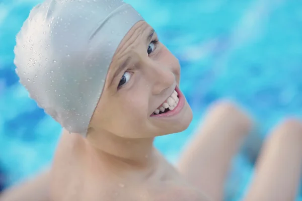 Portret van de jonge jongen bij zwembad — Stockfoto