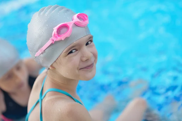 Ritratto bambino in piscina — Foto Stock