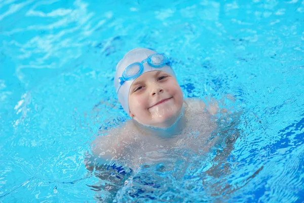 Giovane ragazzo ritratto in piscina — Foto Stock