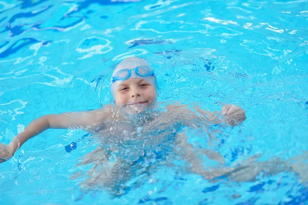 Giovane ragazzo ritratto in piscina — Foto Stock