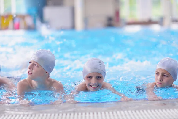 Crianças felizes na piscina — Fotografia de Stock