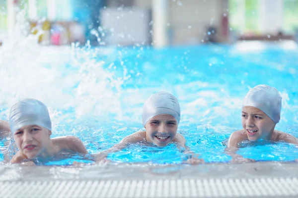De gelukkige kinderen bij zwembad — Stockfoto
