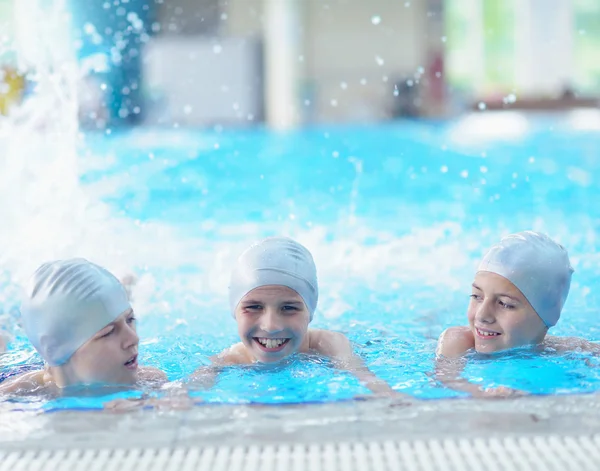 Щасливі діти в басейні — стокове фото