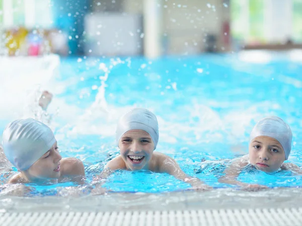 De gelukkige kinderen bij zwembad — Stockfoto