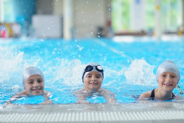 Grupo de crianças felizes na piscina — Fotografia de Stock