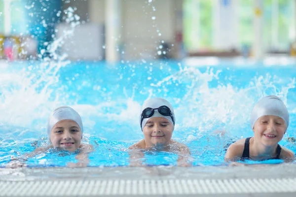 Groep van gelukkige jonge geitjes bij zwembad — Stockfoto