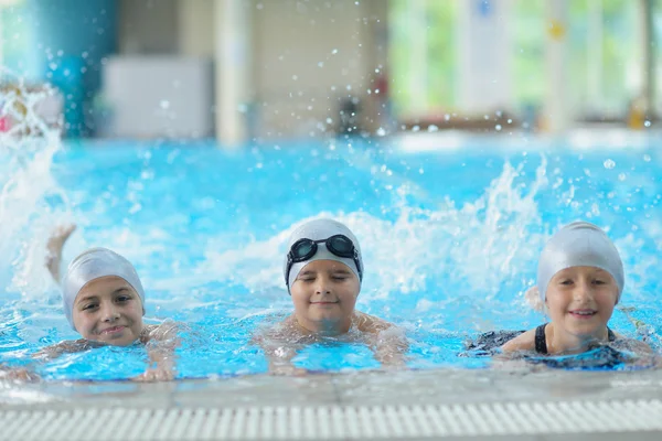 Skupina happy dětí v bazénu — Stock fotografie