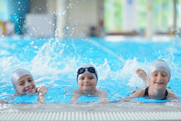 Groep van gelukkige jonge geitjes bij zwembad — Stockfoto