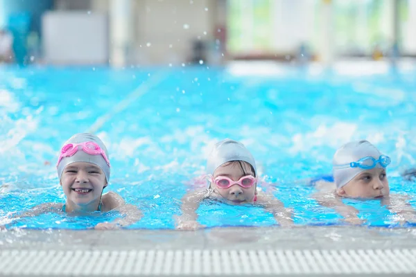 Boldog gyerekek a medence — Stock Fotó