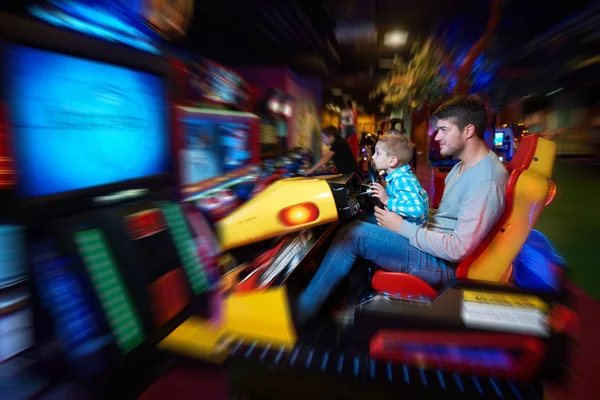 Pai e filho jogando jogo no playground — Fotografia de Stock