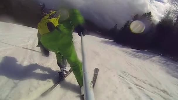 Ski sport, mann går nedoverbakke med kamera – stockvideo