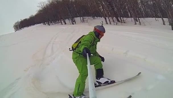 Olahraga ski, pria turun bukit dengan kamera — Stok Video