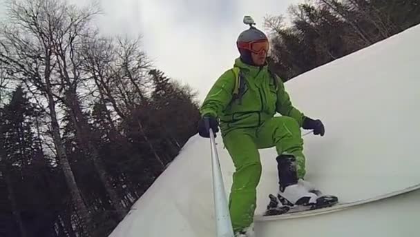 Ski sport, man going down hill with camera — стоковое видео