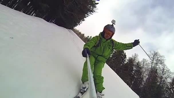 Sport de ski, homme descendant avec caméra — Video