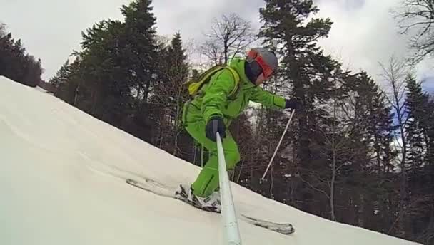 Skisport: Mann fährt mit Kamera bergab — Stockvideo