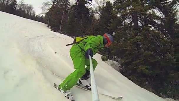 Ski sport, mand går ned ad bakke med kamera – Stock-video