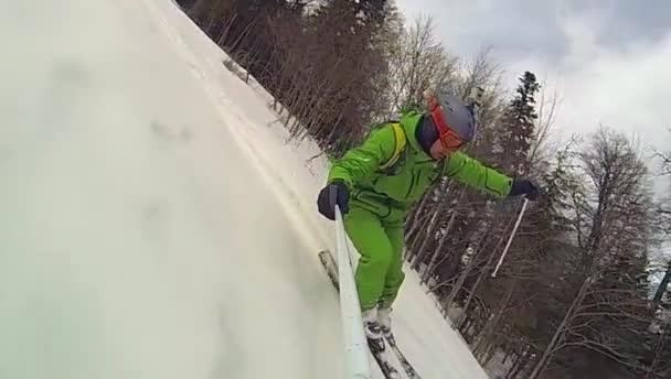 Lyžařský sport, člověk jede z kopce s fotoaparátem — Stock video