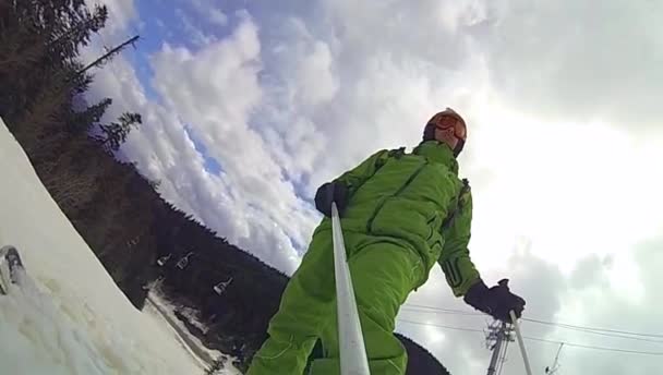 Deportes de esquí, hombre con cámara — Vídeos de Stock