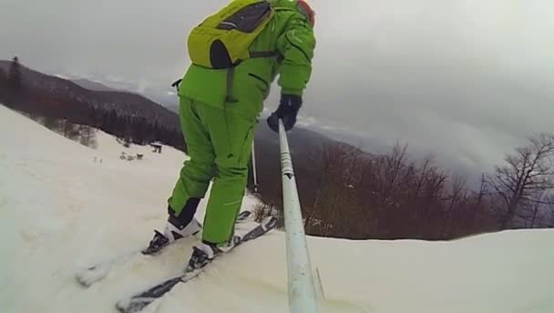 Kayak sporu, adam fotoğraf makinesi ile yokuş aşağı gidiyor — Stok video