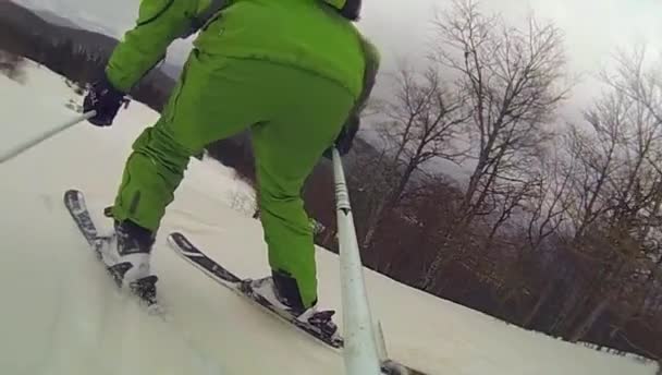 Σκι σπορ, άνθρωπος που πηγαίνει προς τα κάτω με κάμερα — Αρχείο Βίντεο