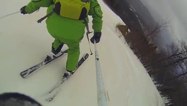 Ski sport, man going downhill with camera — Stock Video