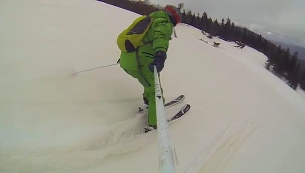 Ski sport, man going down hill with camera — стоковое видео