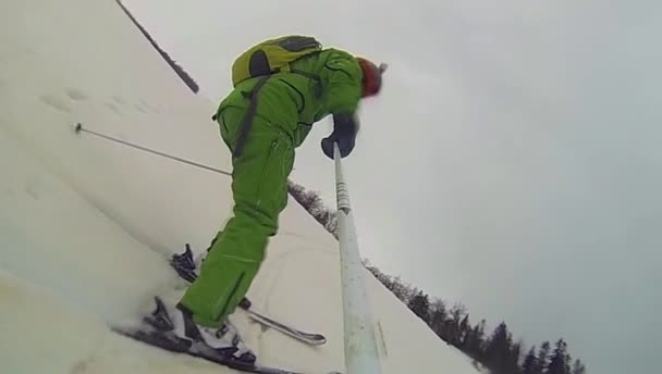 Лижний спорт, людина йде вниз з камерою — стокове відео