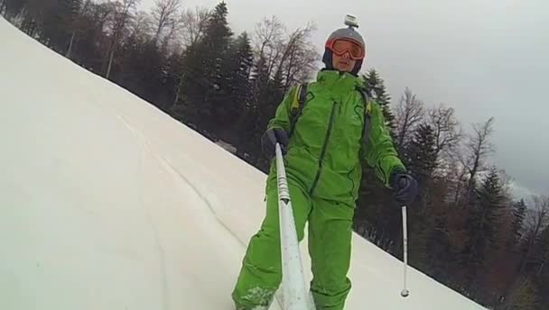 Kayak sporu, adam fotoğraf makinesi ile yokuş aşağı gidiyor — Stok video