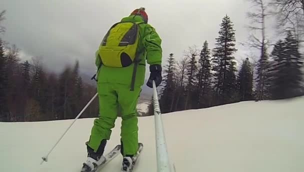 Kayak sporu, adam fotoğraf makinesi ile yokuş aşağı gidiyor — Stok video