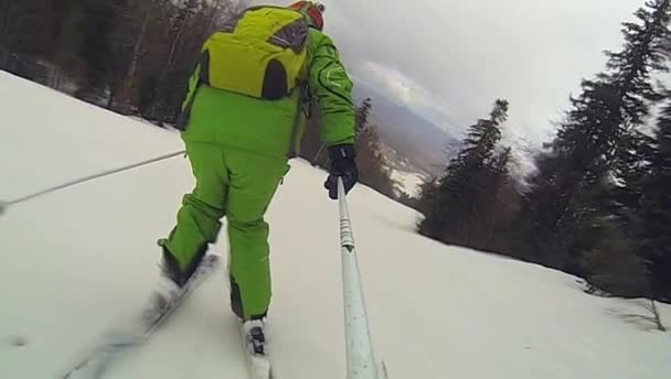Lyžařský sport, člověk jede z kopce s fotoaparátem — Stock video