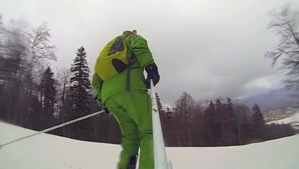 Ski sport, man going down hill with camera — стоковое видео