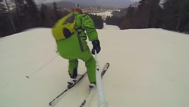 Ski sport, man going down hill with camera — стоковое видео