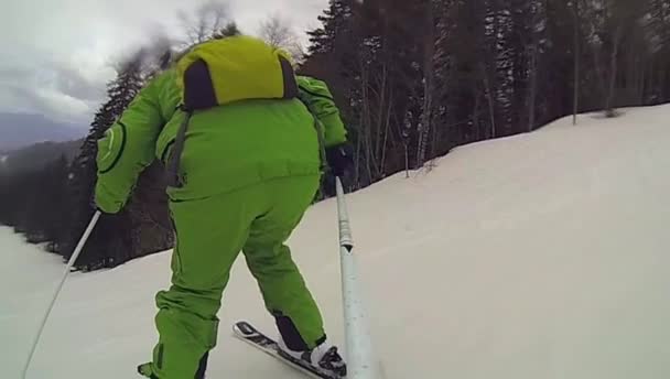 Kayak sporu, adam fotoğraf makinesi ile yokuş aşağı gidiyor — Stok video