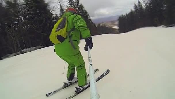 Σκι σπορ, άνθρωπος που πηγαίνει προς τα κάτω με κάμερα — Αρχείο Βίντεο