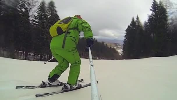 Esporte de esqui, homem descendo com câmera — Vídeo de Stock
