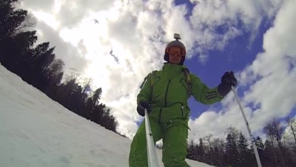 Ski sport, man går neråt med kamera — Stockvideo