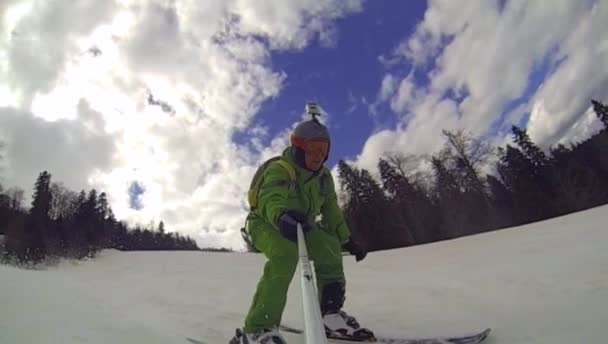 男がカメラで下り坂スキー スポーツ — ストック動画