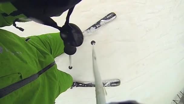 Skisport, man die met camera — Stockvideo