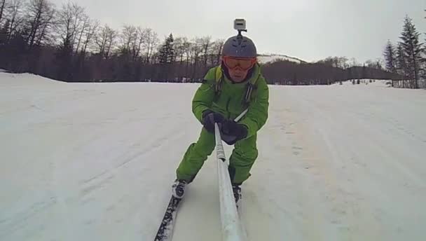 Ski sport, man going down hill with camera — стоковое видео